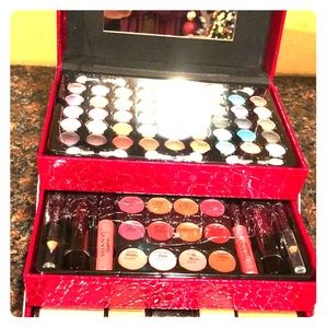 All in one make up set. Holiday exclusive